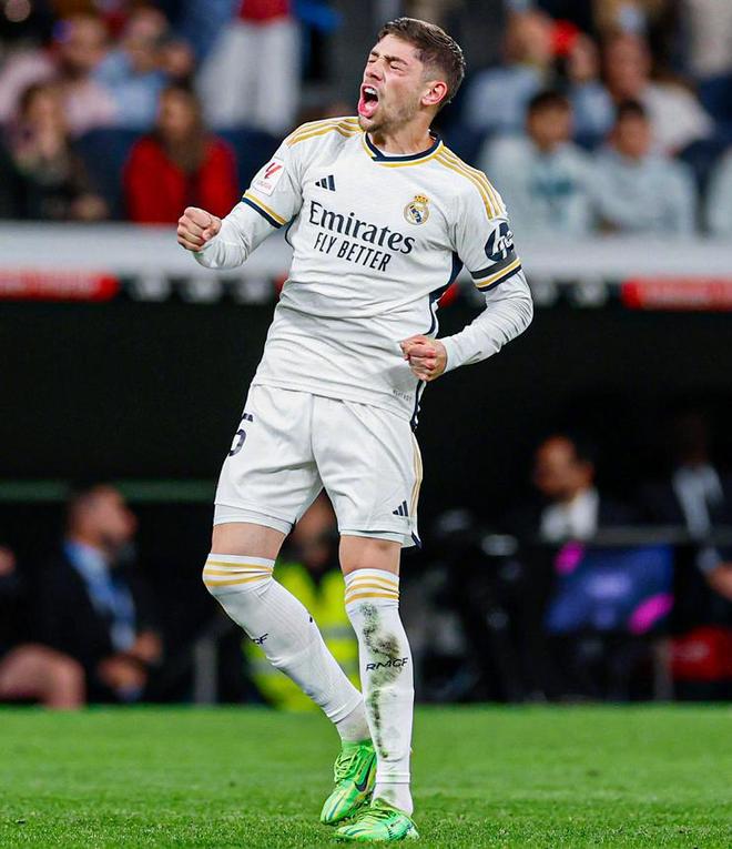 左小青太丰满了，穿小白裙都兜不住好身材，我感慨资本果然会选人.