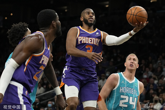 李富荣向乒博馆捐赠奥林匹克银质勋章.