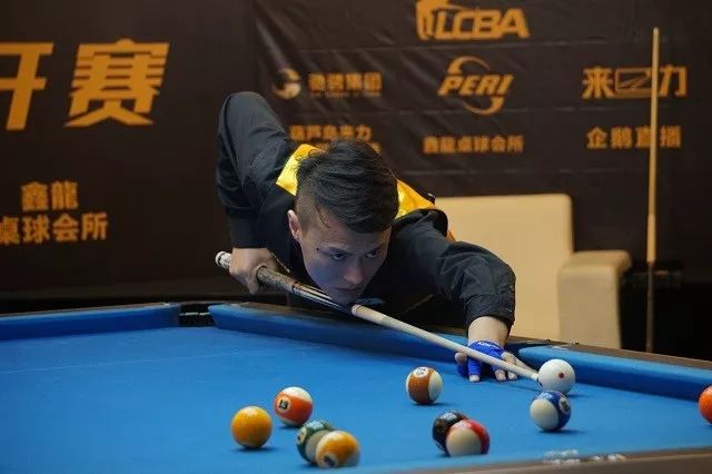 李富荣向乒博馆捐赠奥林匹克银质勋章.